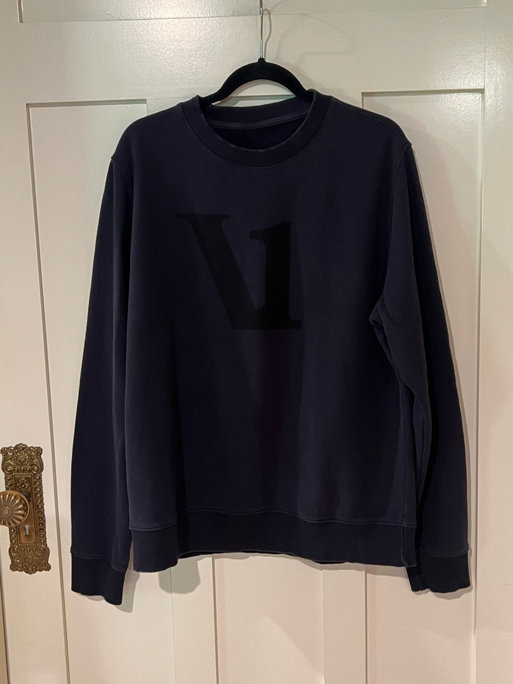 Vuori Encinitas Crewneck Sweatshirt Charcoal Black Sz XL Mid Weight Fleece Big V